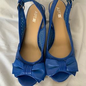APT.9 Blue wedges